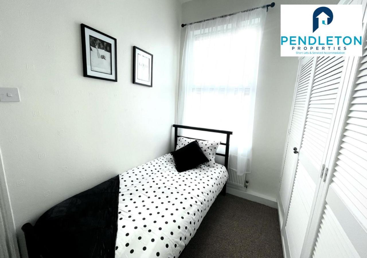 Modern 3 Bed House With Free Parking And Wi-Fi Villa เพรสตัน ภายนอก รูปภาพ